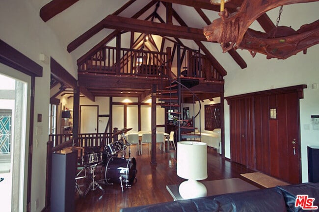 Building Photo - 2667 Lake View Terrace E