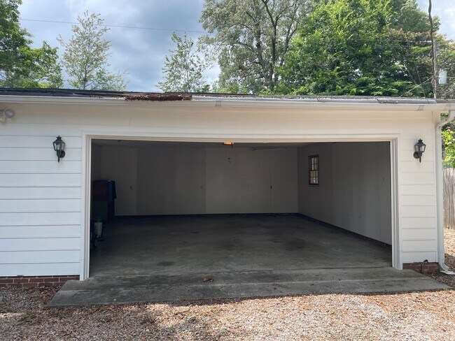 Building Photo - 106 Silver Bluff Rd