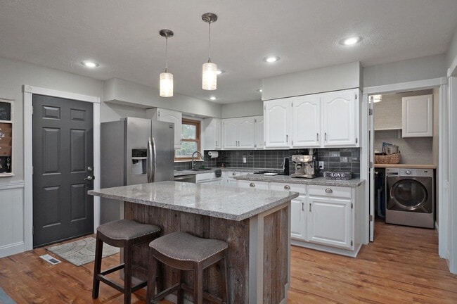 Building Photo - 2422 S Kickapoo Ave