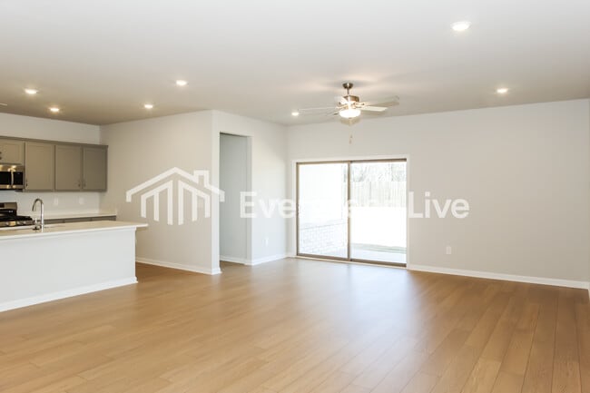 Building Photo - 14695 Mountain Strm Dr