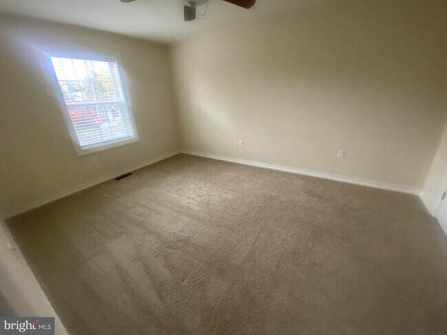 Building Photo - 124 Mortimer St