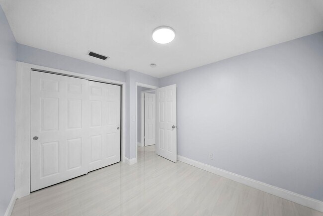 Building Photo - 5454-5456 8th Ave Fort Myers