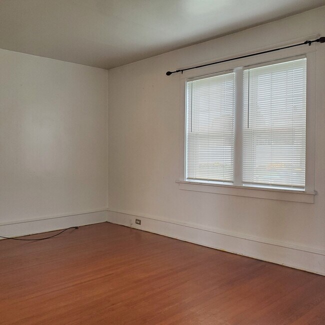 Building Photo - 100 Mary St