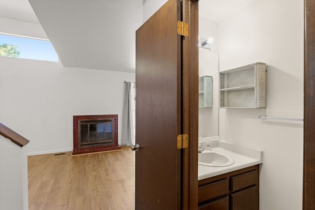 Building Photo - 2 Bedroom, 1.5 Bathroom Townhome-Style Condo in Tanasbrook, Near Tanasbourne!