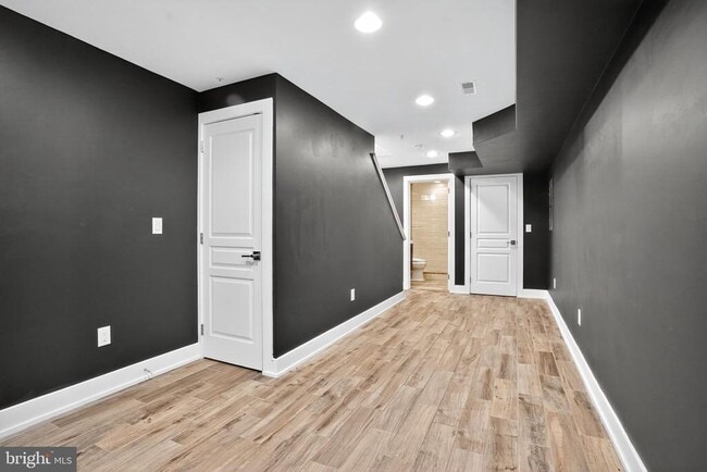 Building Photo - 419 Emily St