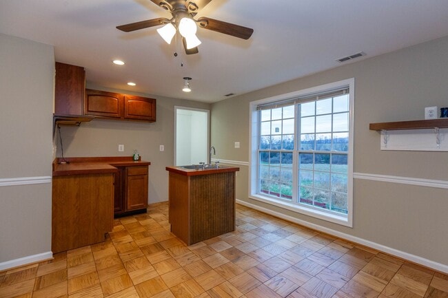 Building Photo - 1 bed, 1 bath, Apartment in Charles Town, WV