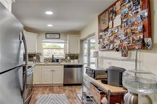 Building Photo - 1340 NE 28th Ave