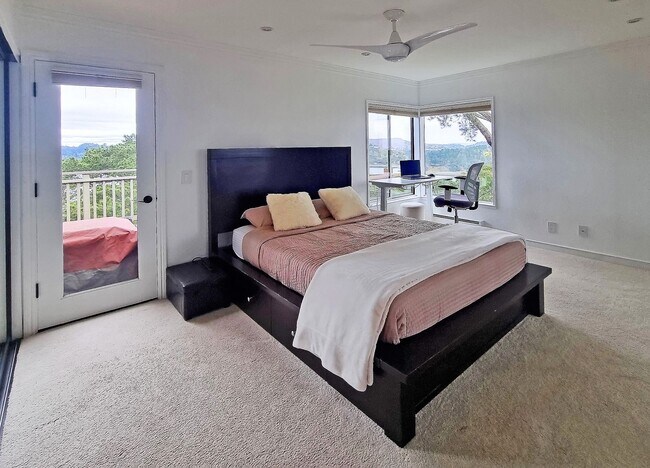 Building Photo - One bedroom top floor corner unit condo with gorgeous view for rent!