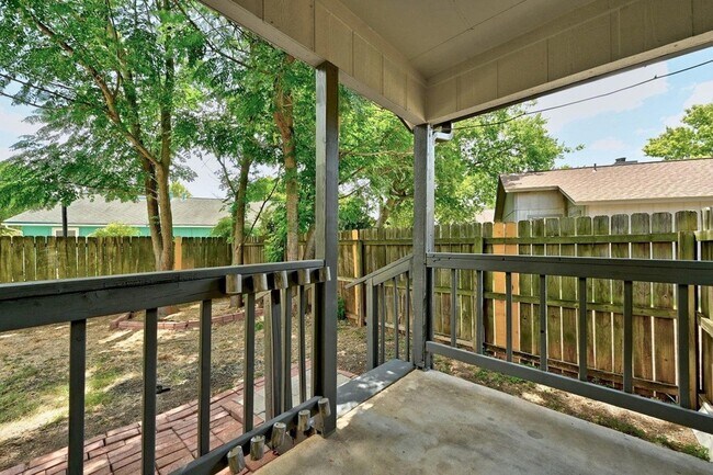 Building Photo - 9601 Holly Springs Dr