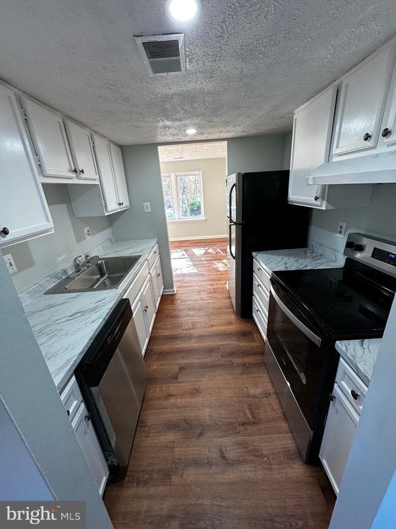 Building Photo - 8305 Pondside Terrace