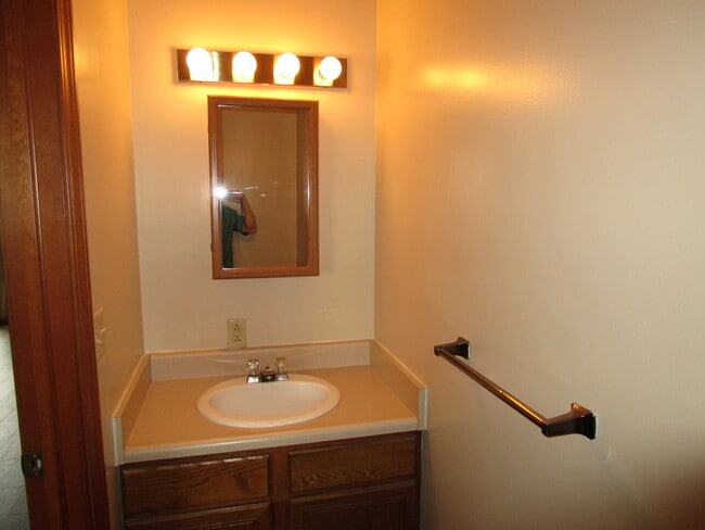 Building Photo - 3 Bedroom Duplex in Albion!!!