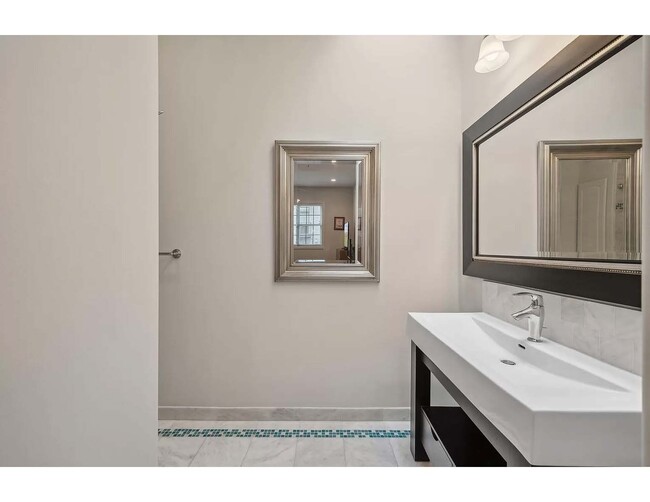 Ensuite bathroom with skylight above - 3125 Inglewood Ave S