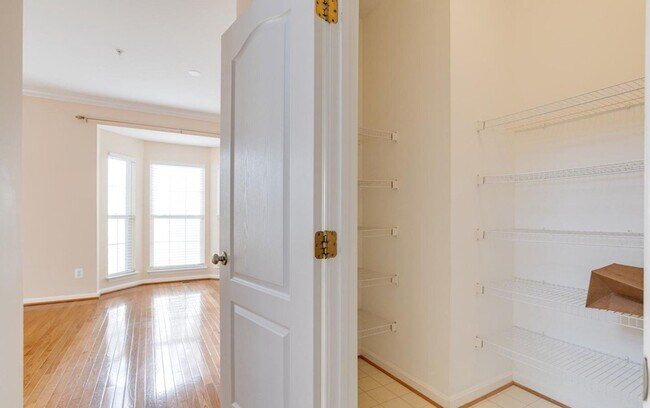 Building Photo - Charming Abingdon Townhome with Modern Upgrades!