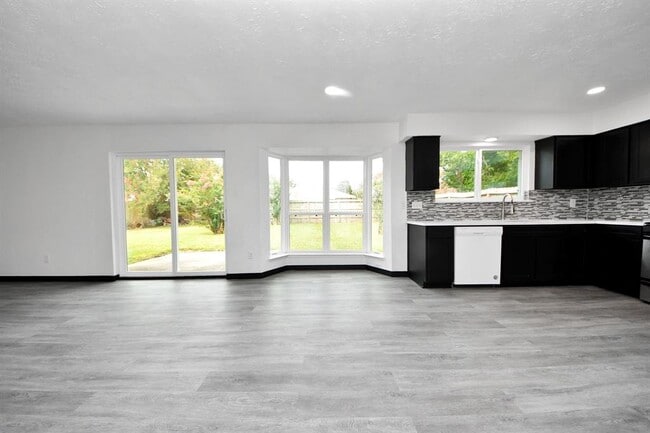 Building Photo - 4015 Lufborough Dr