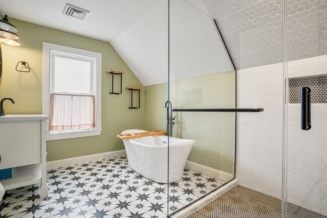 Building Photo - 16 Gordon St