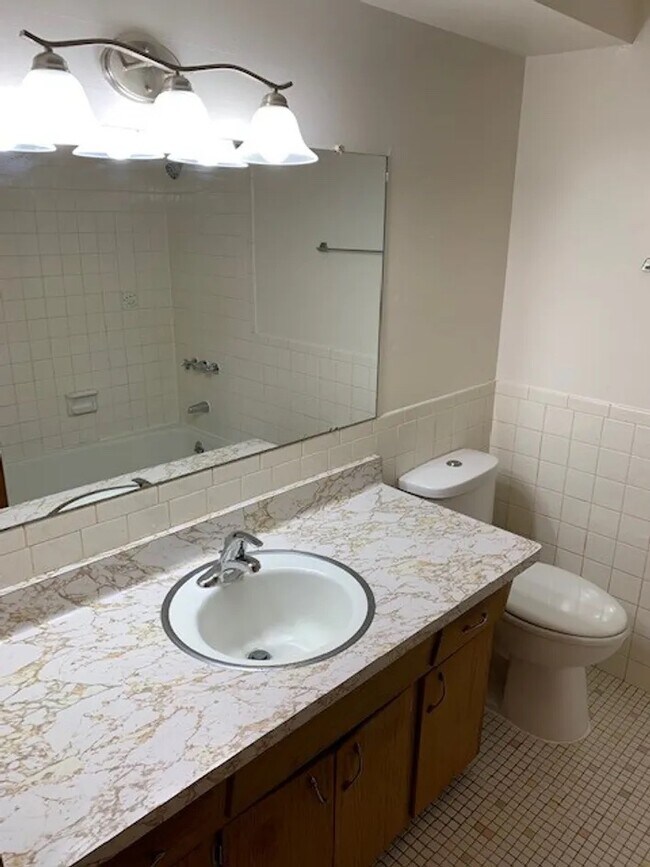 Building Photo - 10538 W Bobolink Ave