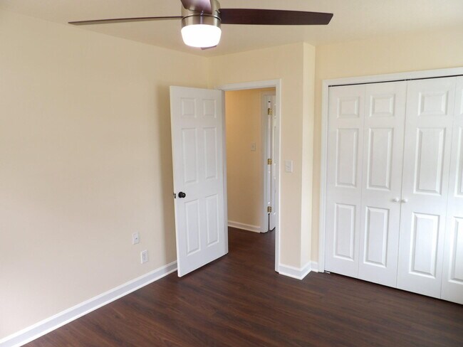 Building Photo - 102 Cedar Dr