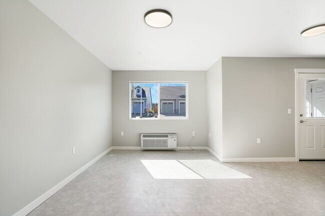 Building Photo - 2Bd/2Ba Upper Level Apartment - Available Now!