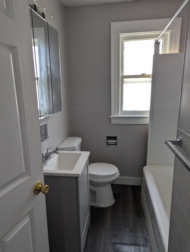 Building Photo - Newly Renovated 4 Bedroom House