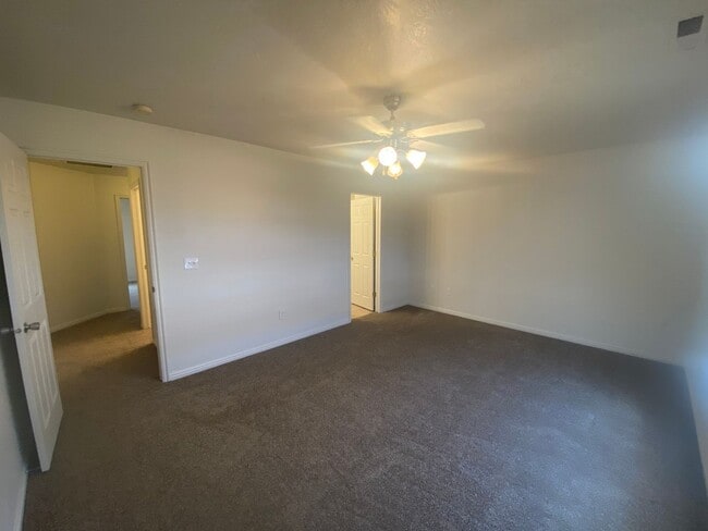 Building Photo - Woodbridge #48!! 3 Bed 2.5 Bath Home!