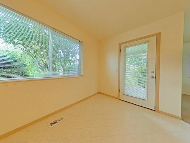 Building Photo - 3 Bedroom House ~ Close to 9th Street ~ Pe...