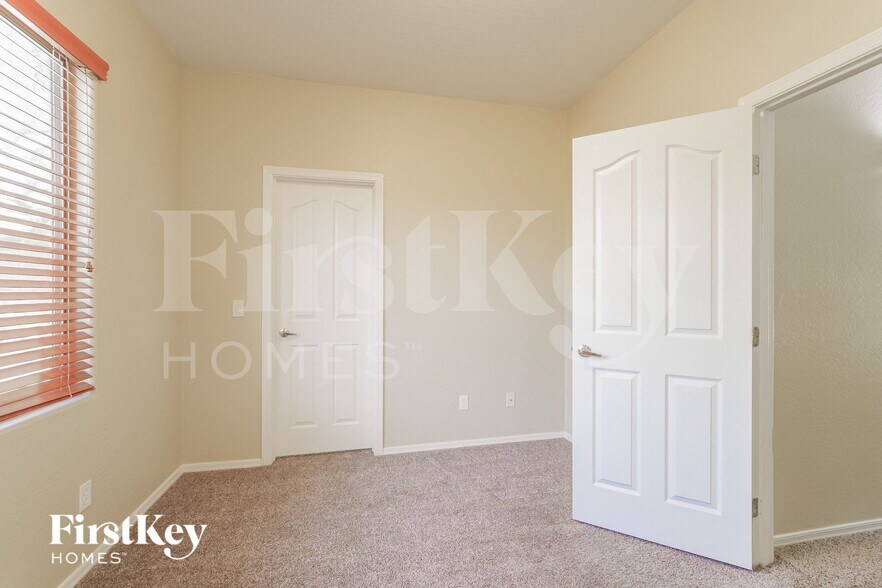 Building Photo - 8939 W St John Rd