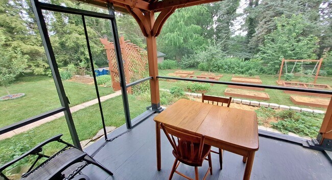 Building Photo - Fully Furnished 4 Bed / 1-1/2 Bath Single Family Home w/2 Car Garage