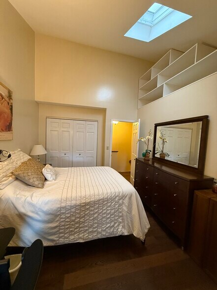 Building Photo - 1465 E Putnam Ave