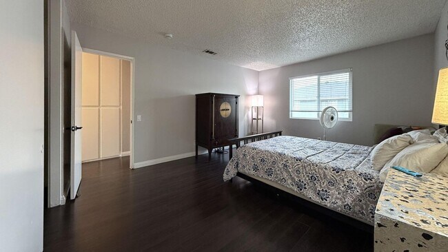 Building Photo - 511 E Brockton Ave