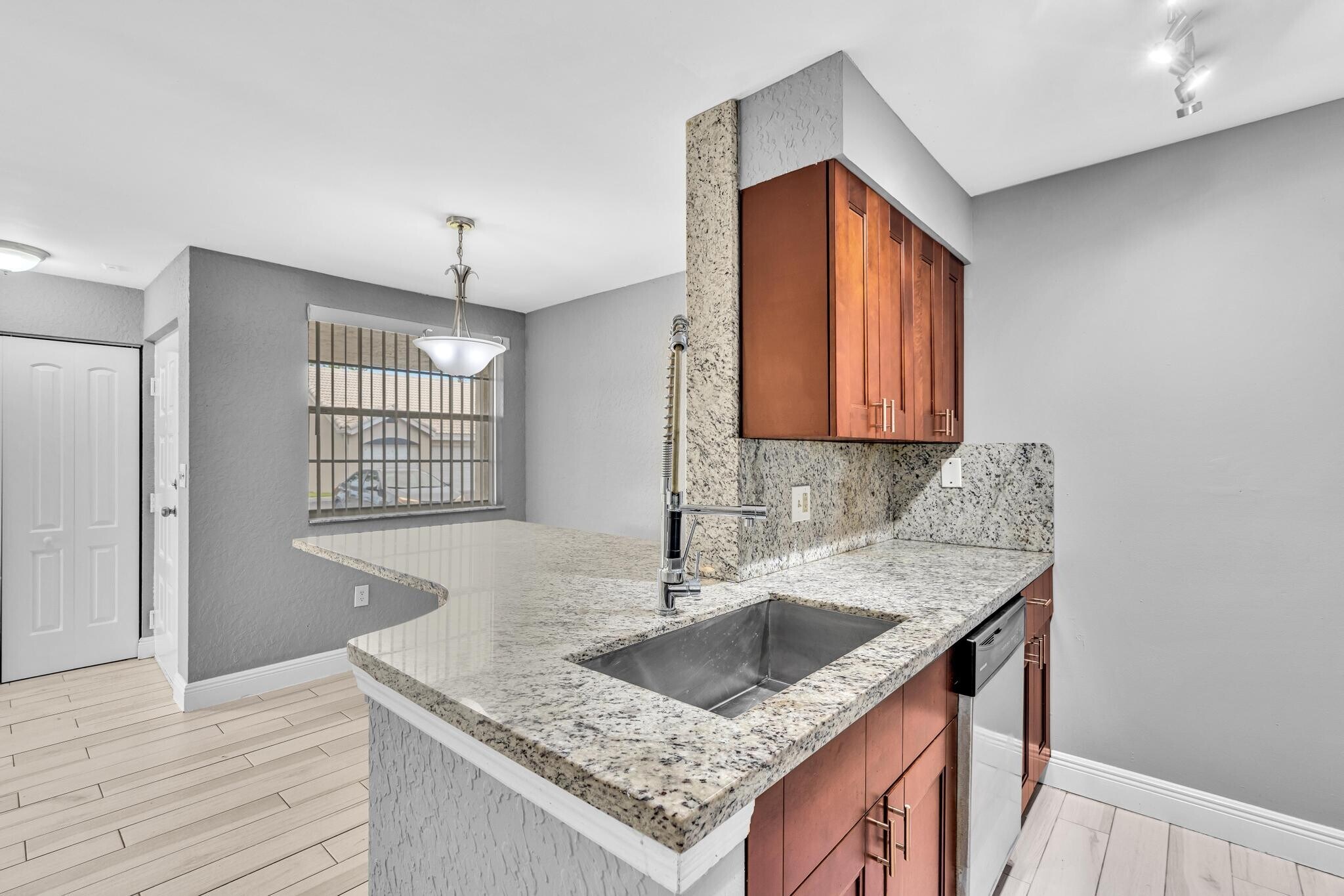 Building Photo - 2851 N Oakland Forest Dr
