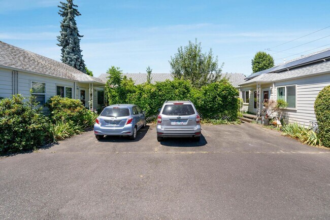 Building Photo - 2 weeks free rent! Beautifully remodeled 1-bdrm/1-bath in 7-plex—Shared laundry, off-street parki...