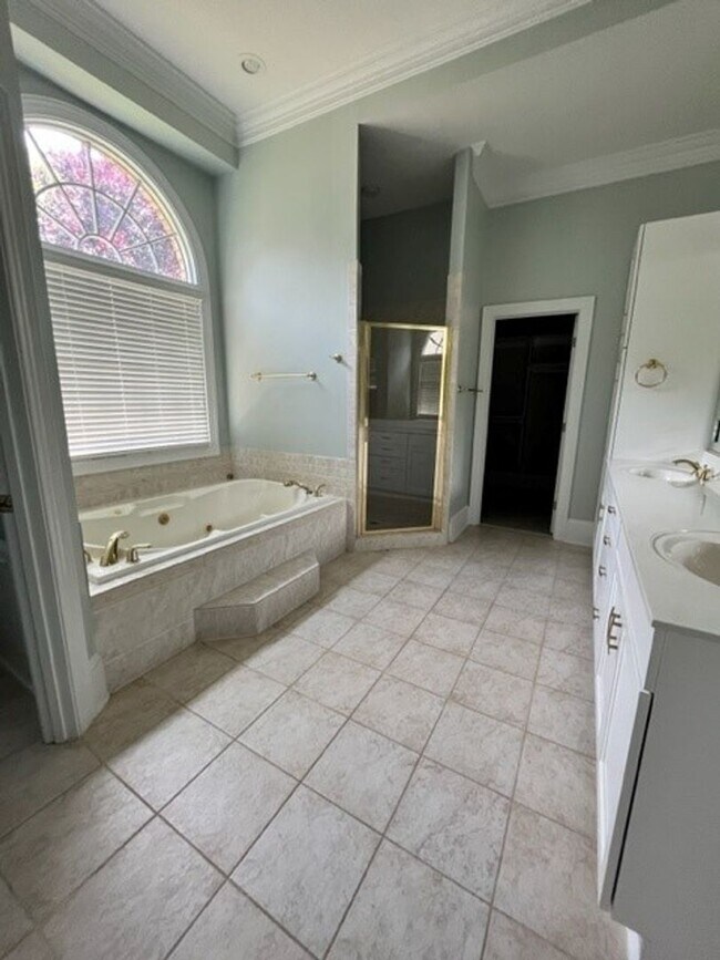 Building Photo - 4-bedroom, 3.5-bathroom Single Family Home