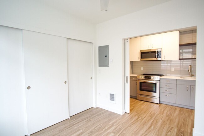 Building Photo - Stunning 1-Bedroom w W/D + Balcony Ready Mid-June!