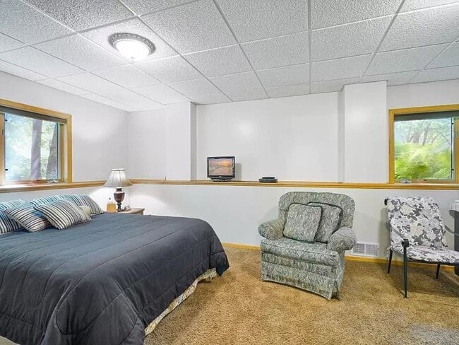 Building Photo - Section 8 Approved, 6 bedroom, 3 Bath Sing...