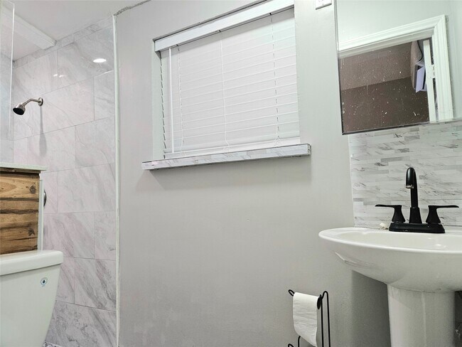 Building Photo - 4419 W Bayshore Dr