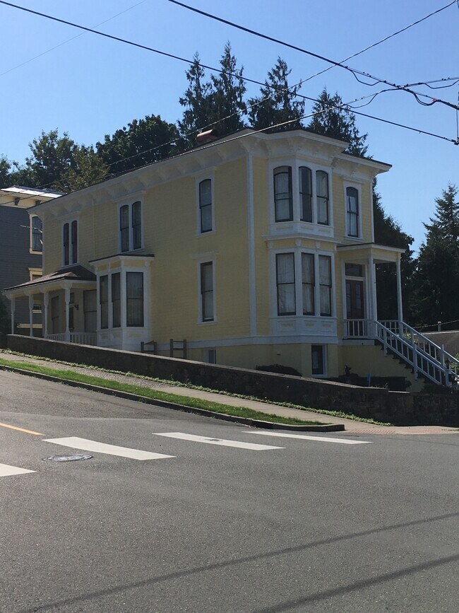 Primary Photo - 1393 Franklin Ave