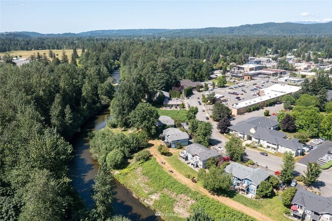 Building Photo - Burns 441 4 plex - North Bend
