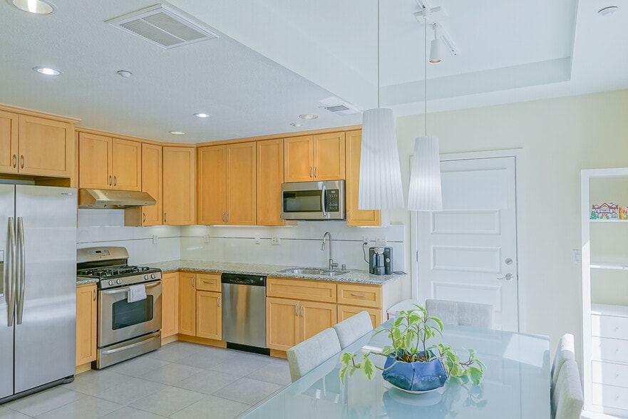 Building Photo - 1236 Poplar Ave