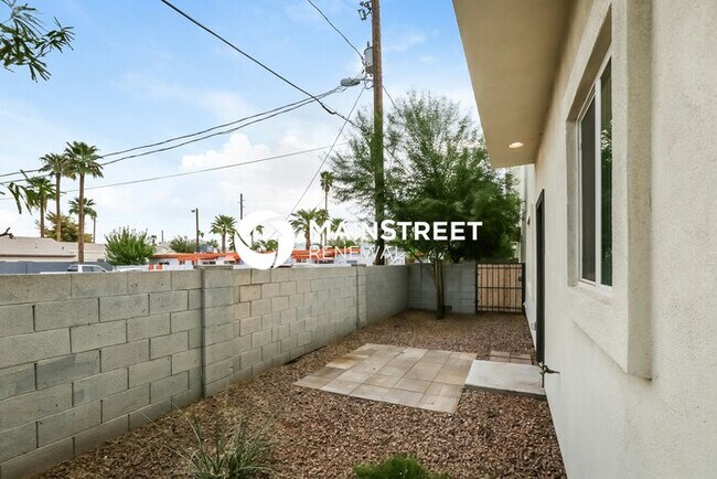 Building Photo - 3 Bedroom Pet-Friendly Home in Phoenix, AZ...