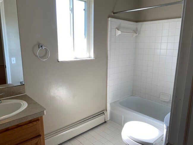 Building Photo - 2 Bedroom Condo in Clinton Township