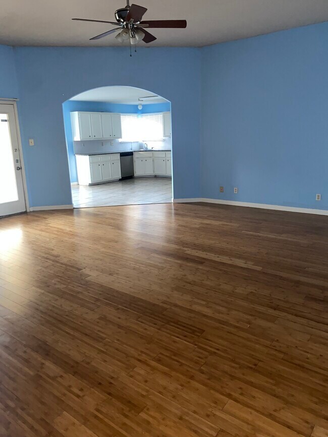 Building Photo - 3201 Woodrow Dr