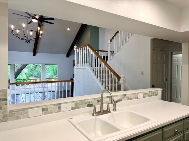 Building Photo - 511 Fairway Dr