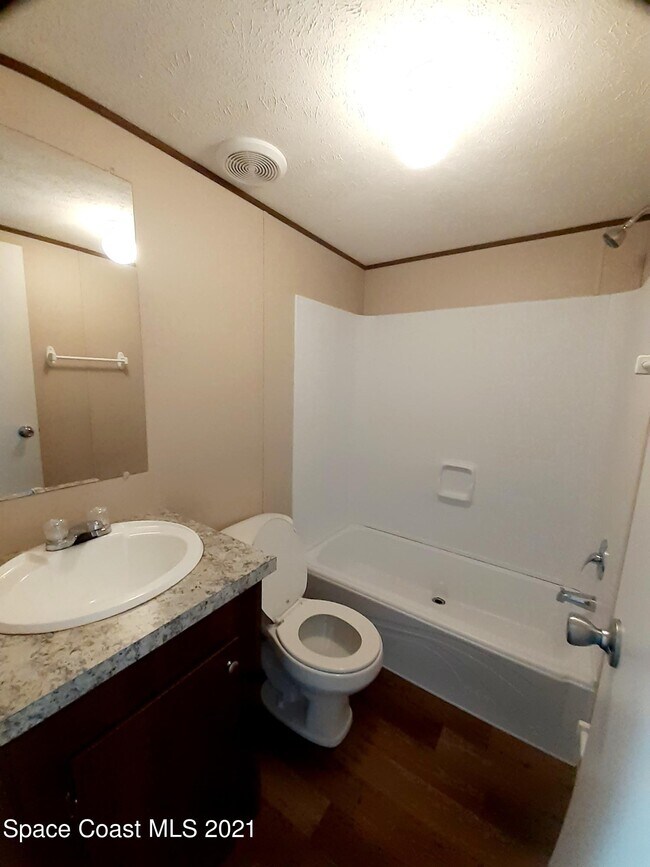 Building Photo - 1632 Ridge Dr