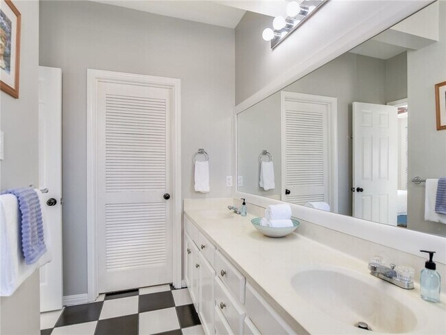 Building Photo - 611 E 45th St