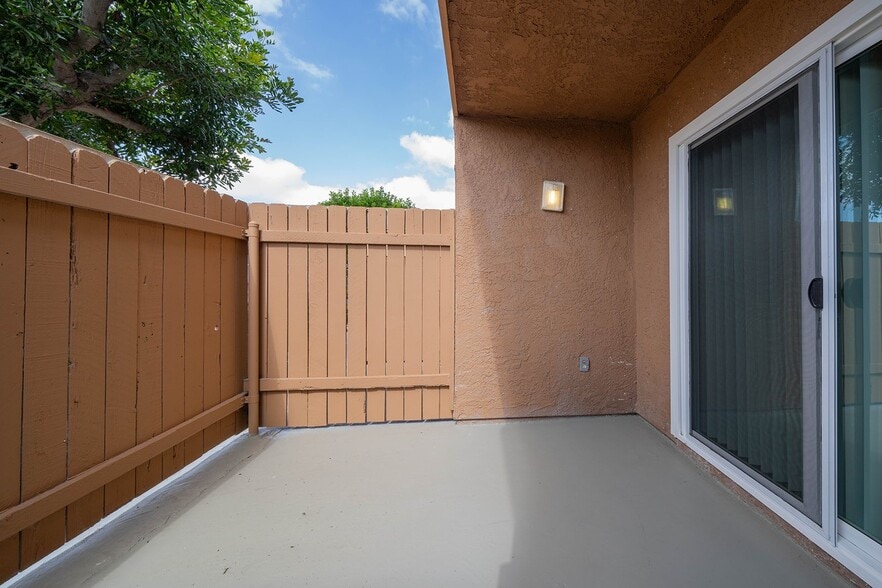 Building Photo - 1440 Oak Dr