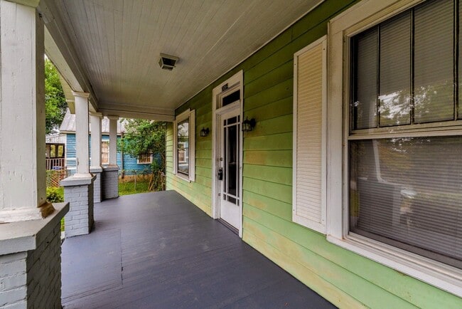 Building Photo - 4 bed/2 bath single-family home for lease ...