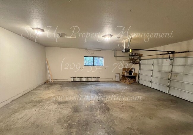 Building Photo - Cozy and Charming 3 Bedroom 2 Bathroom in ...