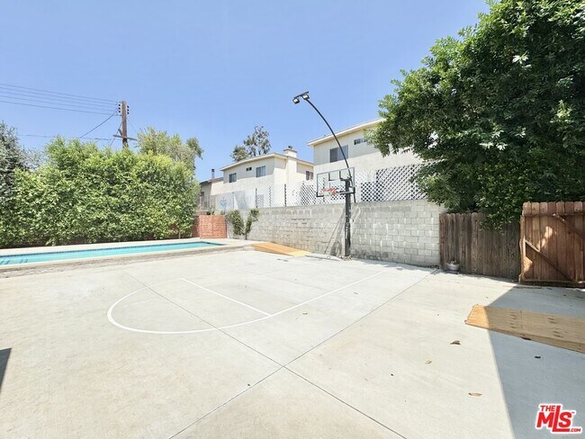 Building Photo - 5937 Ranchito Ave