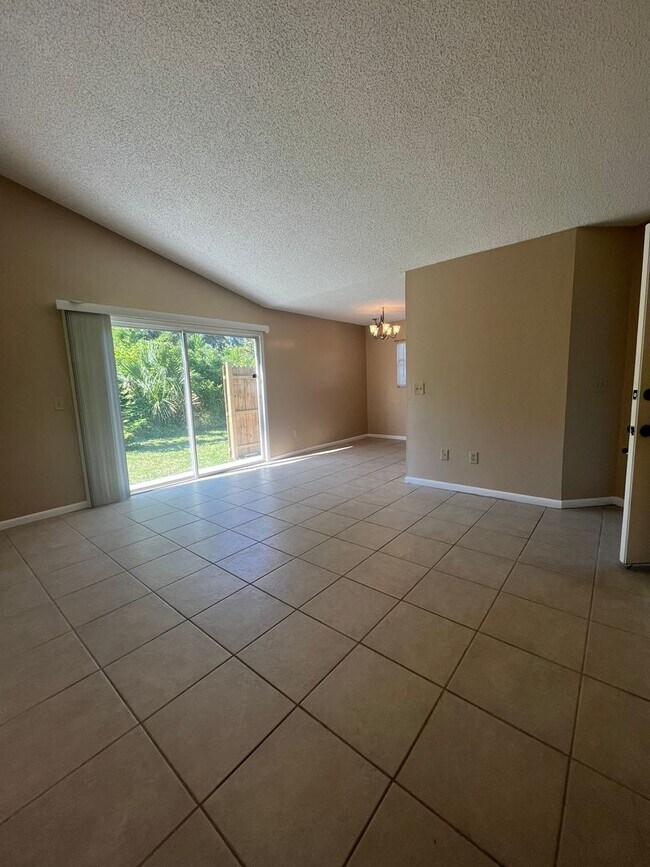 Building Photo - Super Cute 3bd 2bath with Florida Room!!