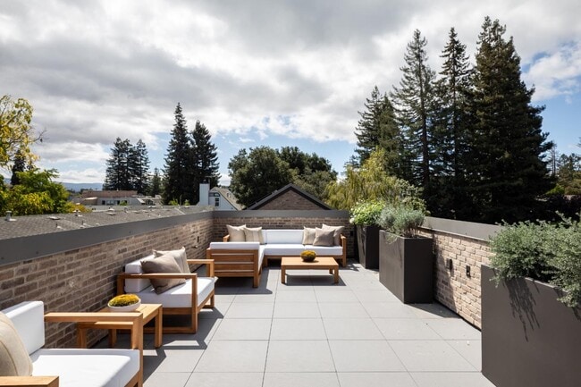 Building Photo - 160 Waverley St